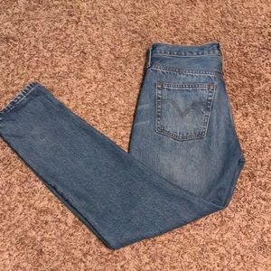 WOMEN’S LEVI BOYFRIEND JEANS